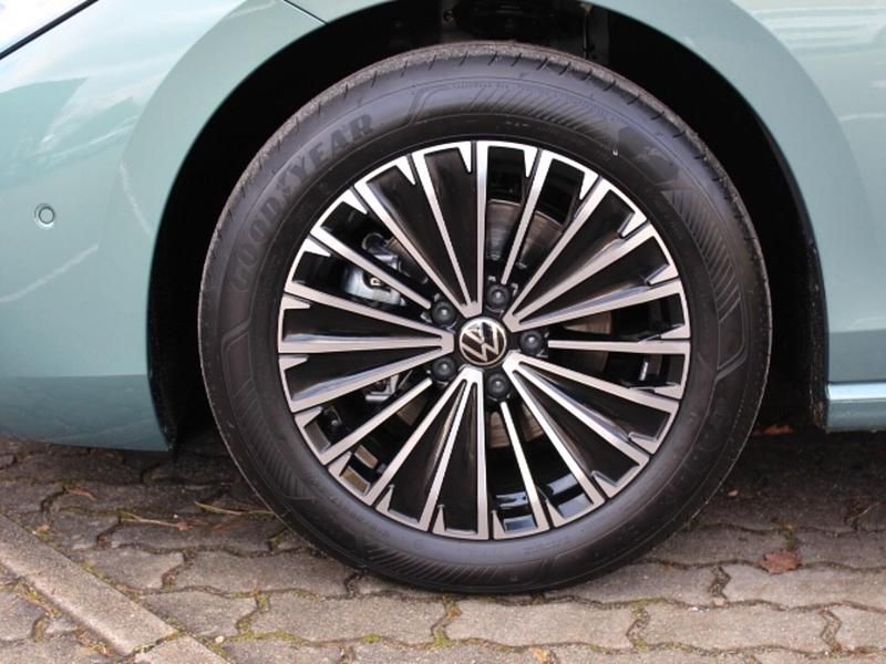Gebraucht VW Passat Elegance 150 PS (110 kW) 2024 Grün Kombi