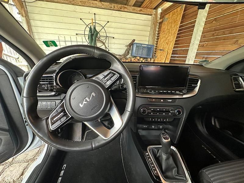 Weiß Gebraucht 2023 Kia Ceed Sportswagon Vision Kombi | 21.500 € (Guter Preis) - Bild 1/4