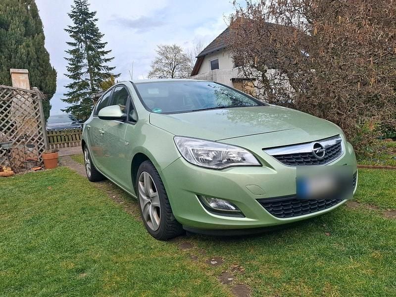 Gebraucht Opel Astra Edition 110 PS (80 kW) 2012 Grün Limousine