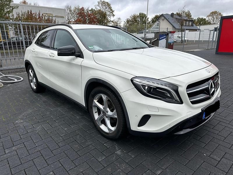 Weiß Gebraucht 2015 Mercedes GLA200 SUV | 12.400 € (Fairer Preis) - Bild 1/4