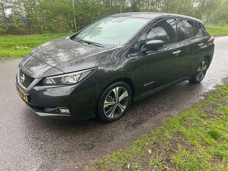 Second-hand Nissan Leaf Tekna 110 kW (150 CP) 2018 Negru Hatchback