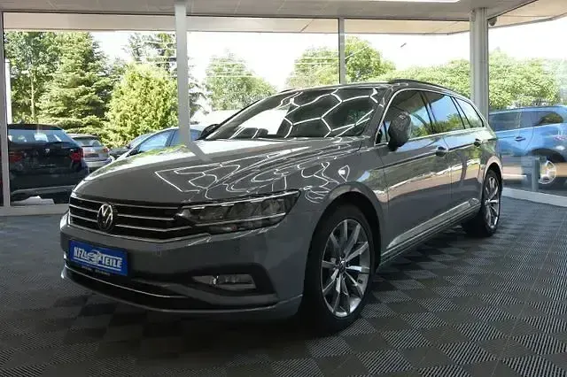 Gebraucht VW Passat 150 PS (110 kW) 2022 Grau Kombi
