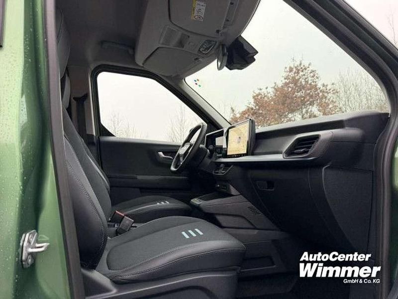 Neu Ford Tourneo Active 100 kW (136 PS) 2025 Bursting green metallic Kombi
