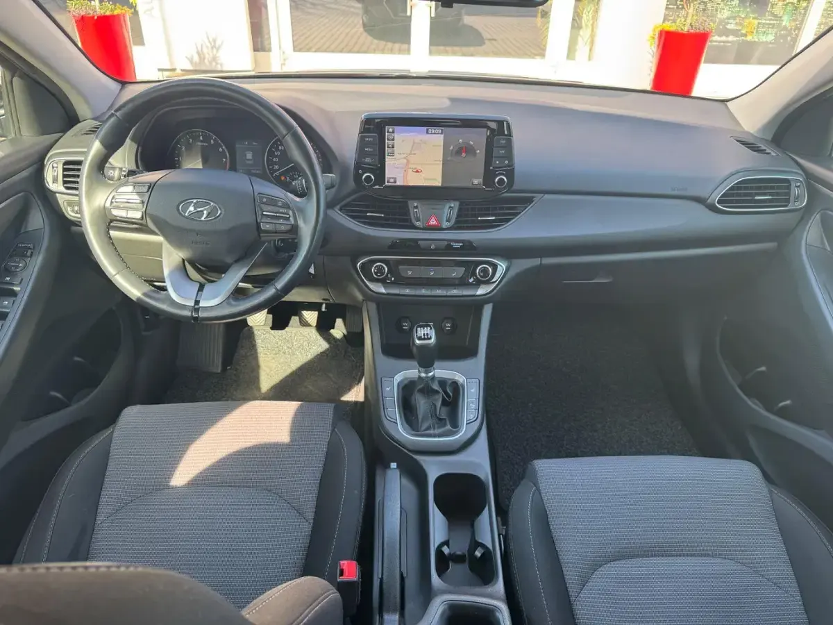 Gebraucht Hyundai i30 Select 120 PS (88 kW) 2019 Grau Kombi
