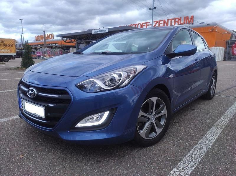 Blau Gebraucht 2015 Hyundai i30 YES! Silver Limousine | 10.399 € (Fairer Preis) - Bild 1/4