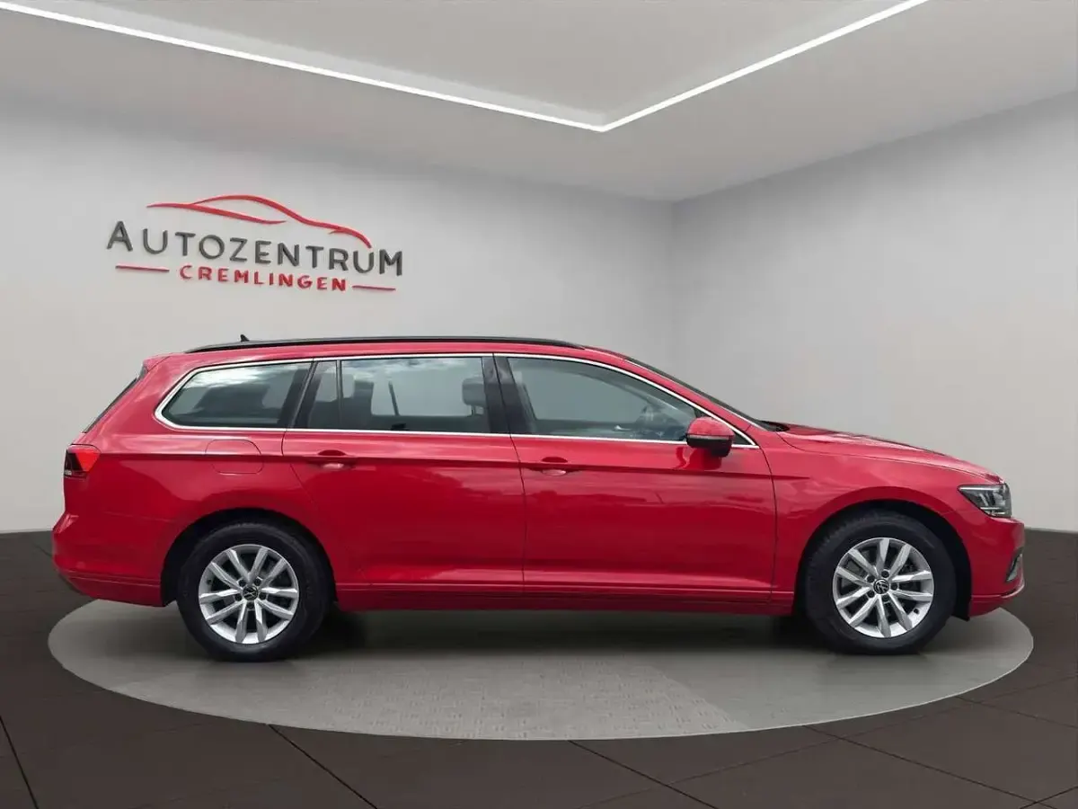 Gebraucht VW Passat 122 PS (89 kW) 2023 Rot Kombi