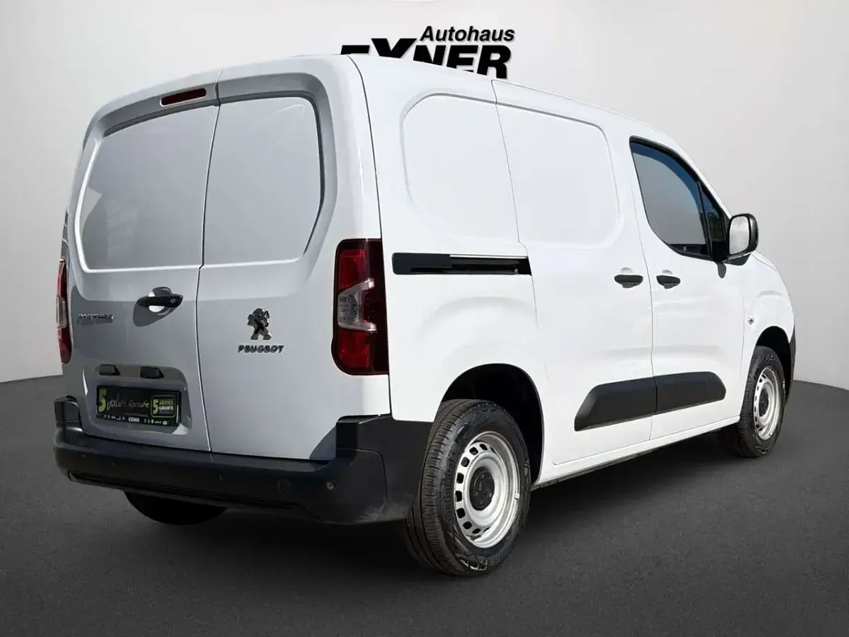 Gebraucht Peugeot Partner Premium 102 PS (75 kW) 2023 Kaolin weiß Van / Kleinbus