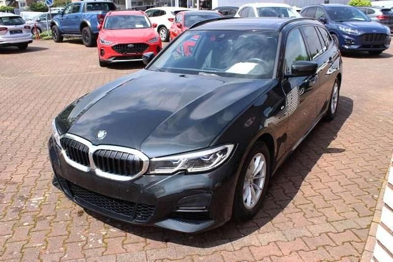 Black sapphire metallic Gebraucht 2022 BMW 318 M Sport Kombi | 32.491 € (Fairer Preis) - Bild 1/4