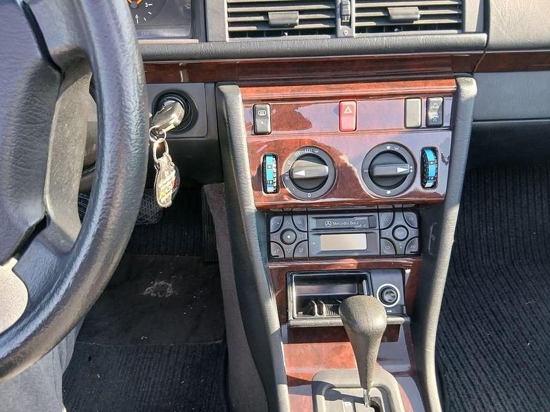 Gebraucht Mercedes E200 136 PS (100 kW) 1995 Silber Cabrio