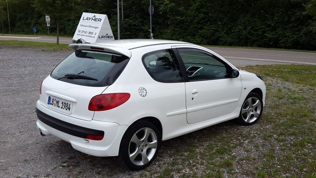 Gebraucht Peugeot 206+ 75 PS (55 kW) 2010 Weiß metallic Kleinwagen