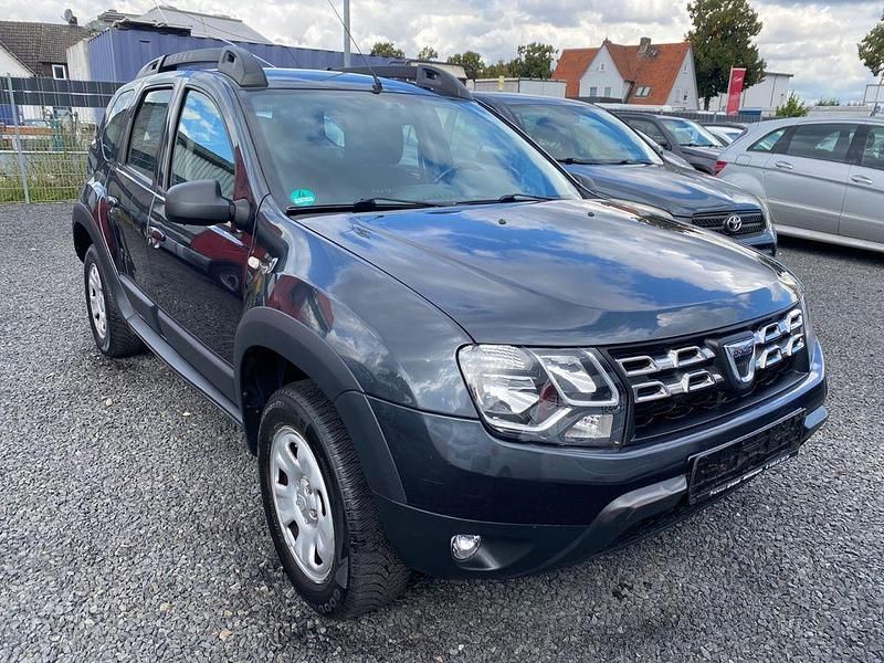 Grau Gebraucht 2015 Dacia Duster Lauréate SUV | 7.999 € (Fairer Preis) - Bild 1/4