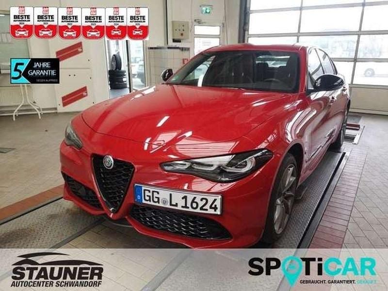 Rosso alfa uni rot metallic (metallic) Gebraucht 2024 Alfa Romeo Giulia Sprint Sprint Coupé | 29.480 € - Bild 1/4