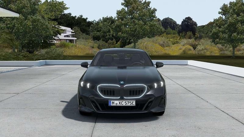 Neu BMW 550e Performance 489 PS (359 kW) 2025 Grau Limousine