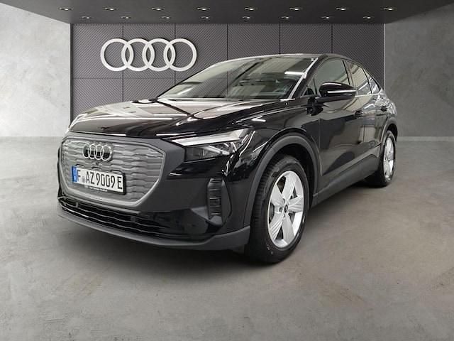 Mythosschwarz metallic Gebraucht 2024 Audi Q4 Sportback e-tron Ambiente SUV | 47.850 € - Bild 1/3