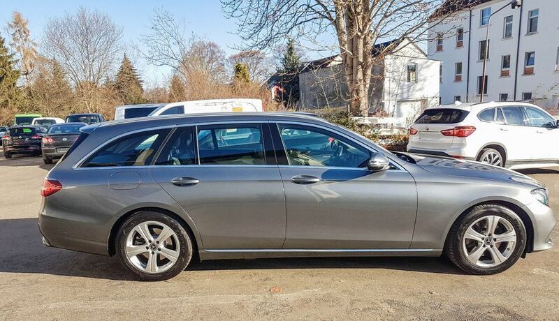 Gebraucht Mercedes E220 194 PS (142 kW) 2018 Grau metallic Kombi