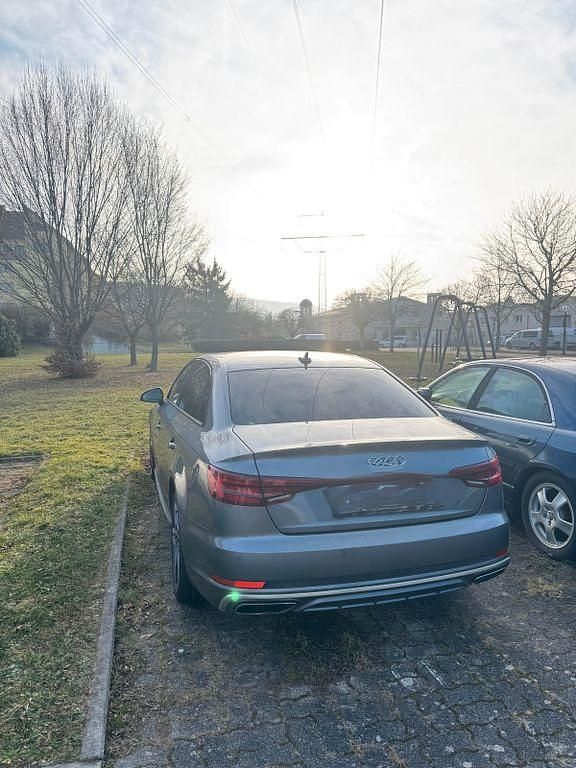 Gebraucht Audi A4 Ambiente 150 PS (110 kW) 2019 Grau Limousine