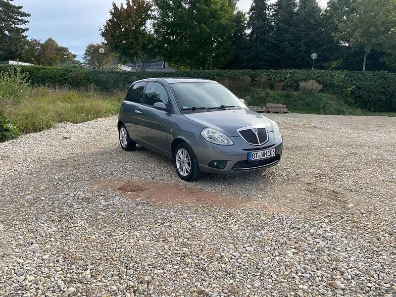Gebraucht Lancia Ypsilon 60 PS (44 kW) 2010 Grau Kleinwagen