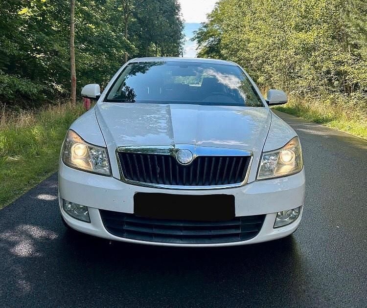 Weiß Gebraucht 2010 Skoda Octavia Comfort Limousine | 5.150 € (Fairer Preis) - Bild 1/4
