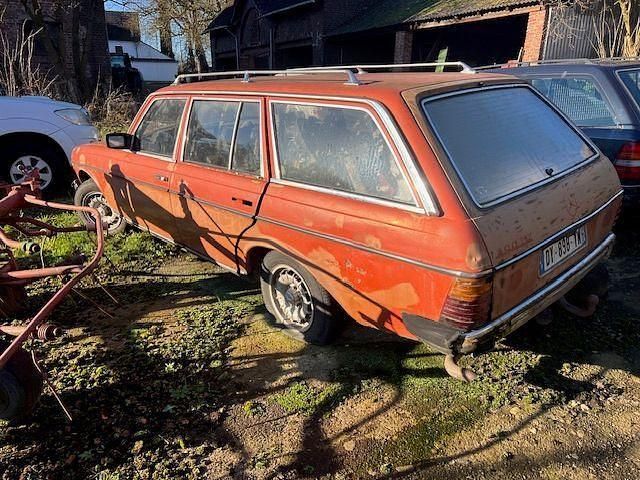 Gebraucht Mercedes 300 88 PS (64 kW) 1982 Rot Kombi