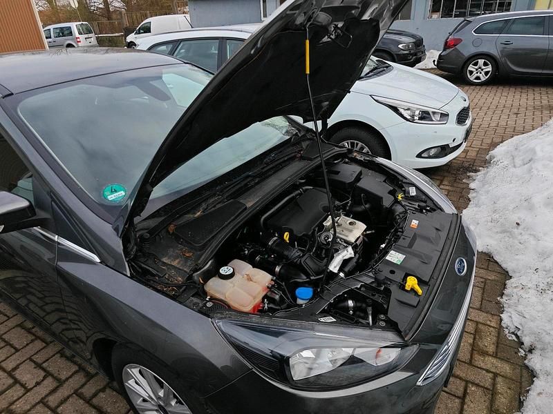 Gebraucht Ford Focus 100 PS (73 kW) 2015 Grau Kleinwagen