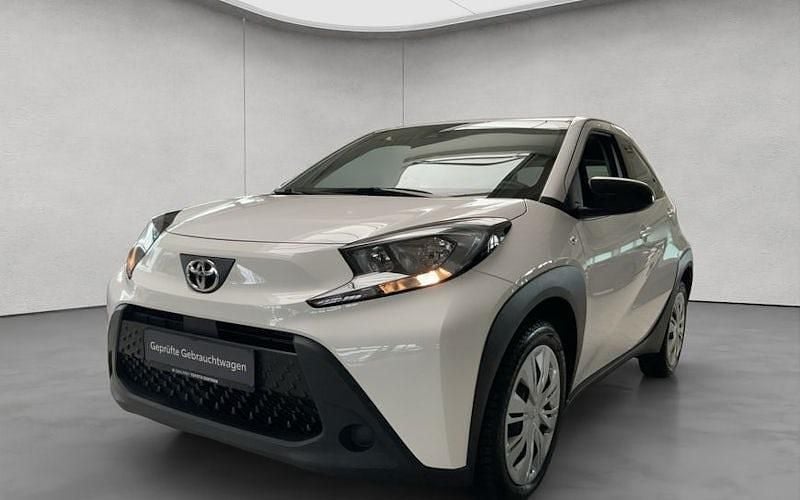 Weiß Gebraucht 2023 Toyota Aygo Play Kleinwagen | 14.950 € (Fairer Preis) - Bild 1/4
