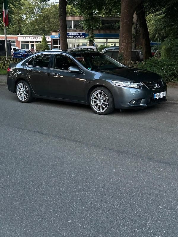 Grau Gebraucht 2013 Honda Accord Elegance Limousine | 13.500 € (Etwas zu teuer) - Bild 1/4