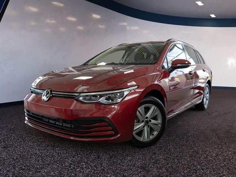 Gebraucht VW Golf VIII Life 150 PS (110 kW) 2024 Rot / kings red Kombi