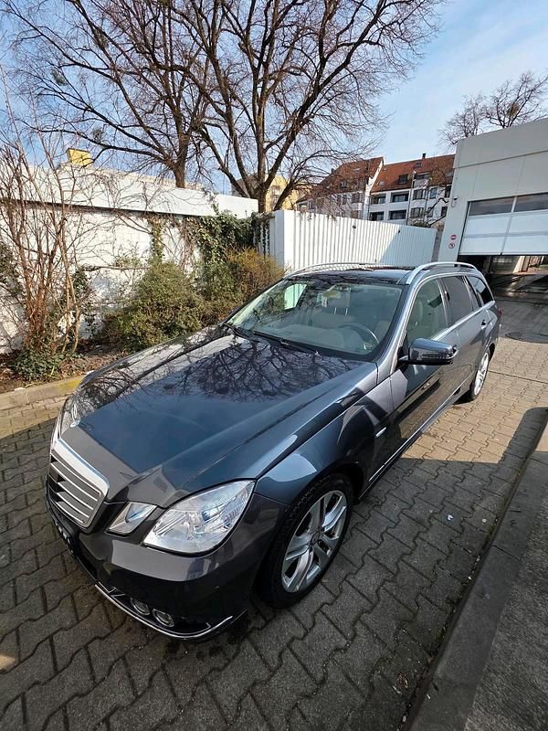 Gebraucht Mercedes E200 136 PS (100 kW) 2011 Grau Kombi