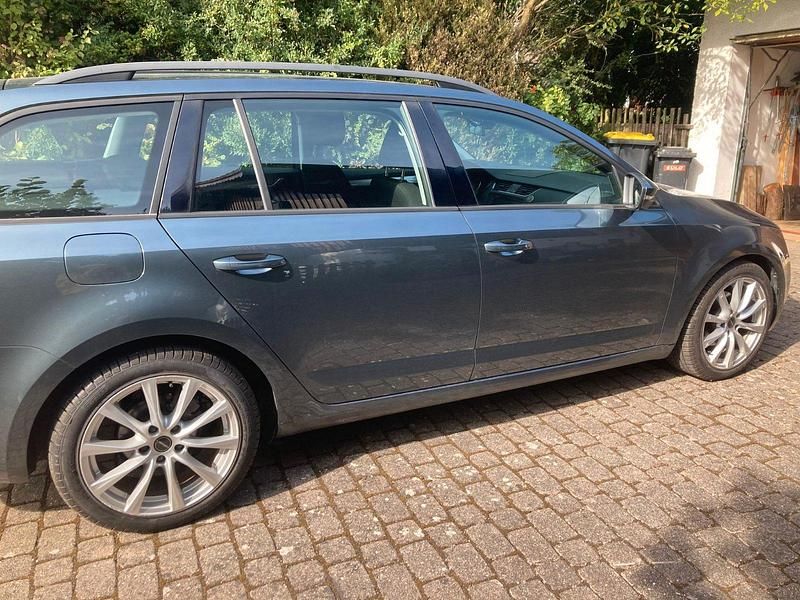 Gebraucht Skoda Octavia Ambition 150 PS (110 kW) 2016 Grau Kleinwagen