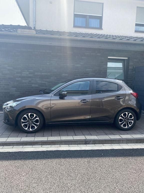 Grau Gebraucht 2016 Mazda 2 Sports-Line Limousine | 8.200 € (Guter Preis) - Bild 1/4