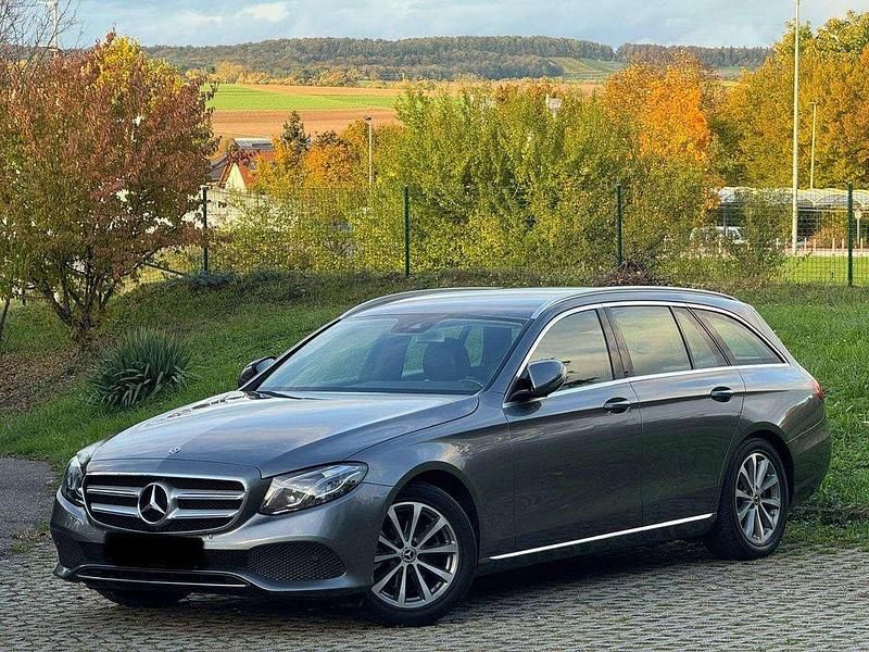Grau Gebraucht 2017 Mercedes E220 Avantgarde Kombi | 17.000 € (Guter Preis) - Bild 1/4