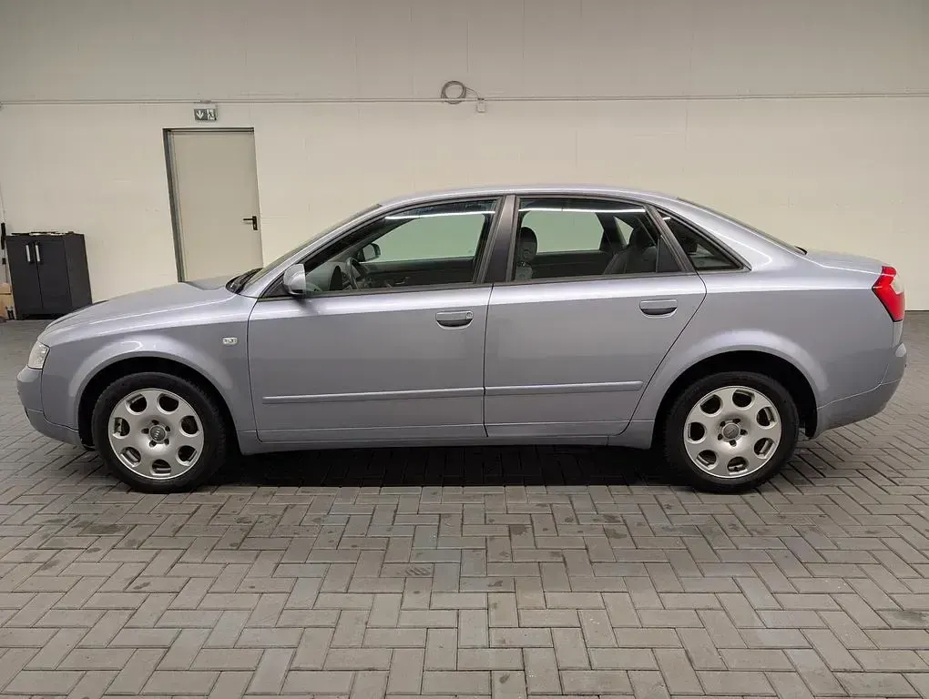 Używany Audi A4 131 KM (96 kW) 2003 Szary Sedan/Limuzyna