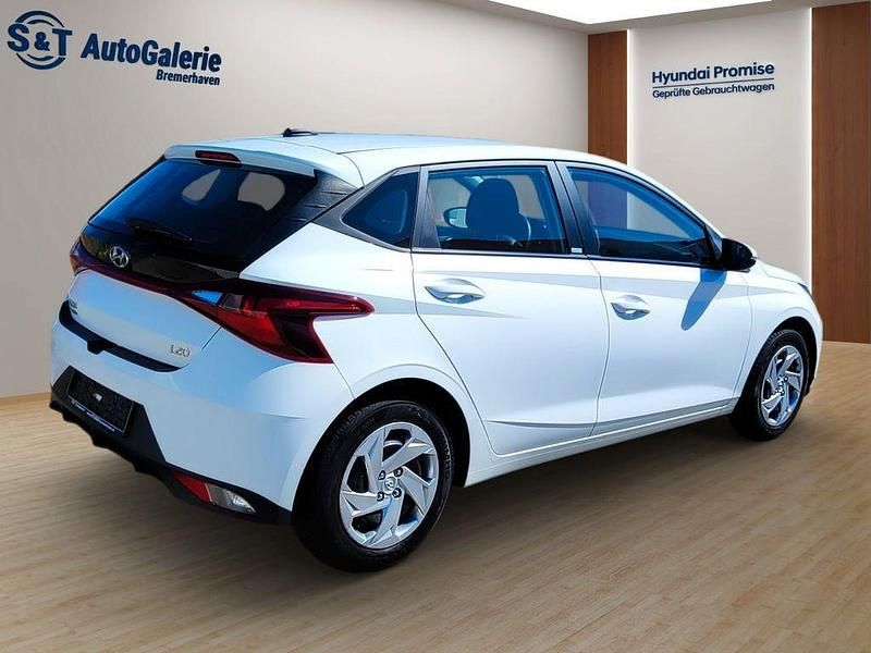 Gebraucht Hyundai i20 Select 101 PS (74 kW) 2021 Weiß Kleinwagen