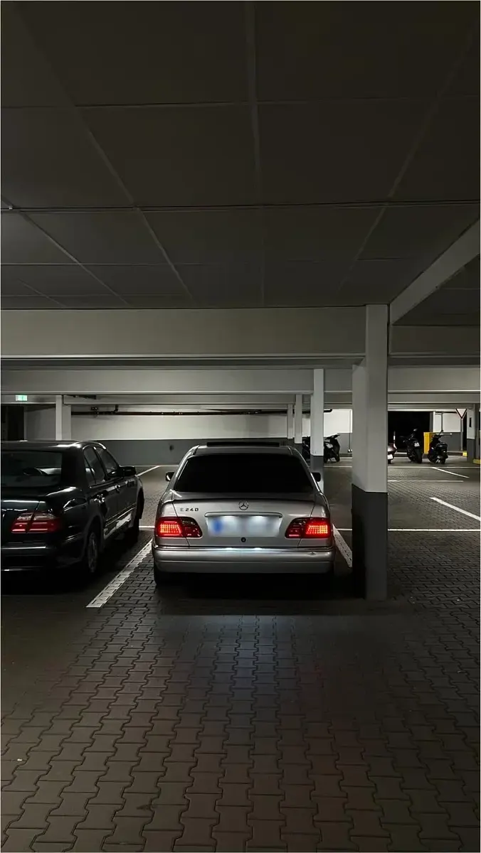 Gebraucht Mercedes E240 170 PS (125 kW) 1998 Silber Limousine