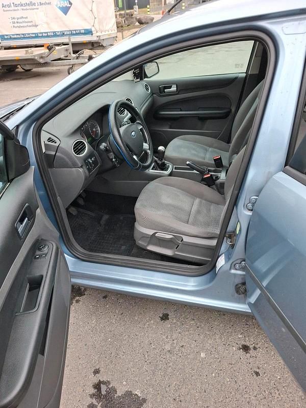 Gebraucht Ford Focus Trend 101 PS (74 kW) 2006 Blau Kombi