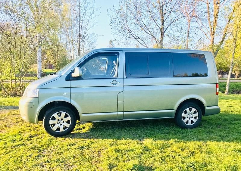 Usado VW Caravelle 131 CV (96 kW) 2005 Verde Van