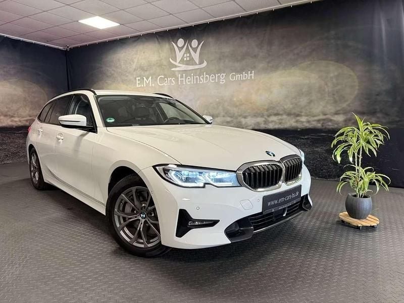 Alpinweiss iii Gebraucht 2021 BMW 330e Sport Line Kombi | 26.006 € (Fairer Preis) - Bild 1/4