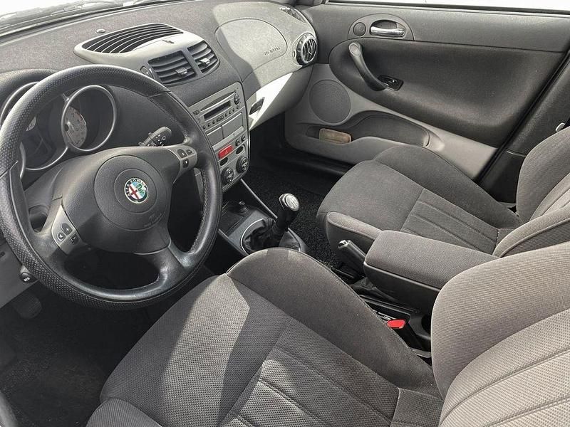 Gebraucht Alfa Romeo 147 120 PS (88 kW) 2002 Silber Kleinwagen