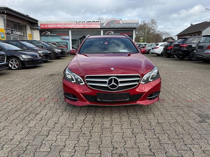 Gebraucht Mercedes E220 Avantgarde 170 PS (125 kW) 2015 Rot Kombi