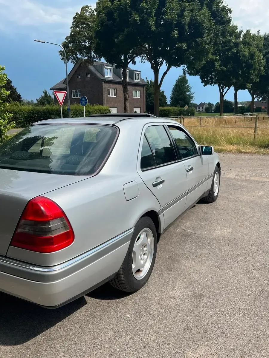 Gebraucht Mercedes C180 125 PS (91 kW) 1993 Silber Limousine