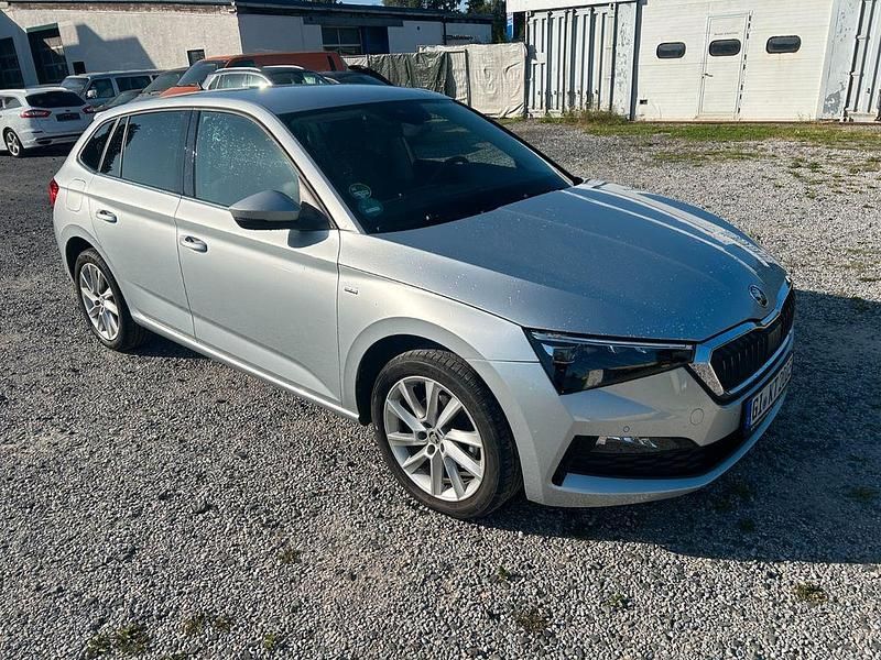 Silber Gebraucht 2021 Skoda Scala Clever Kleinwagen | 16.200 € (Superpreis) - Bild 1/4
