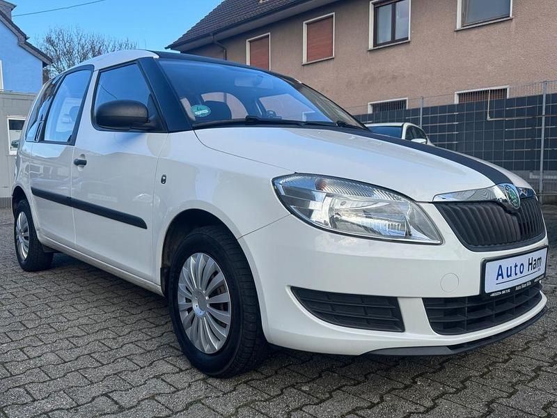 Weiß Gebraucht 2010 Skoda Roomster Plus Edition Van / Kleinbus | 4.490 € (Fairer Preis) - Bild 1/4