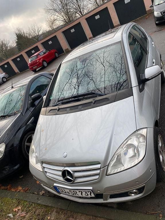 Silber Gebraucht 2010 Mercedes A180 Avantgarde Limousine | 600 € (Superpreis) - Bild 1/4