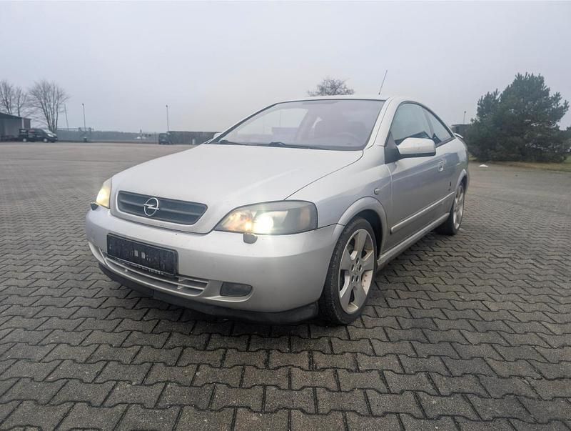 Second-hand Opel Astra 146 CP (107 kW) 2003 Argintiu Coupe