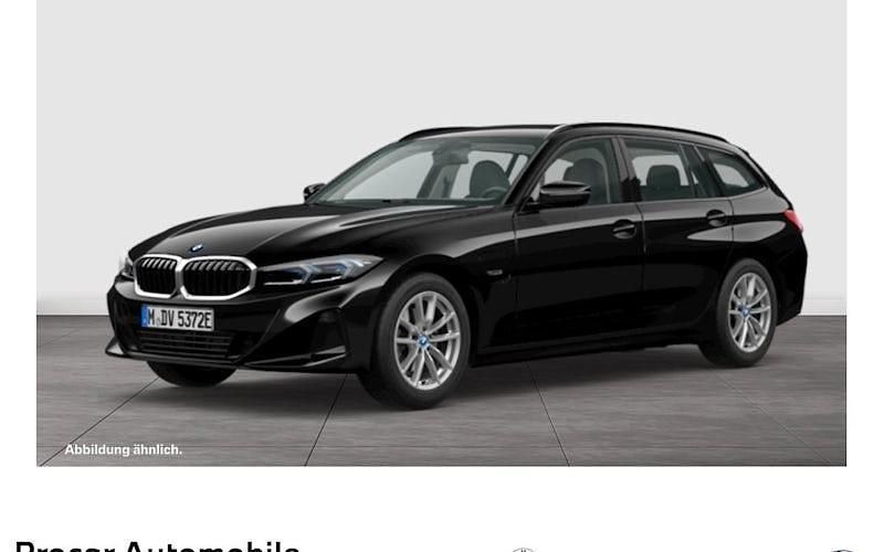 Schwarz Gebraucht 2022 BMW 320e Shadowline Kombi | 28.780 € (Fairer Preis) - Bild 1/4