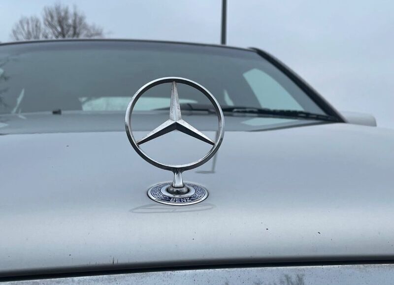 Silber Gebraucht 1995 Mercedes 220 Limousine | 5.500 € - Bild 1/4