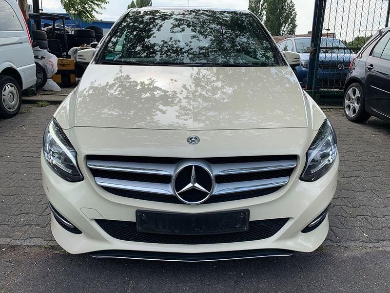 Beige Gebraucht 2017 Mercedes B200 Van / Kleinbus | 6.500 € (Fairer Preis) - Bild 1/4