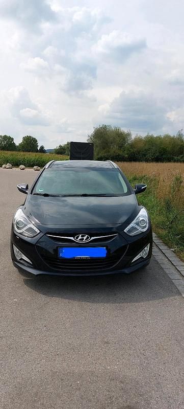 Blau Gebraucht 2012 Hyundai i40 Kombi | 9.999 € (Teuer) - Bild 1/4