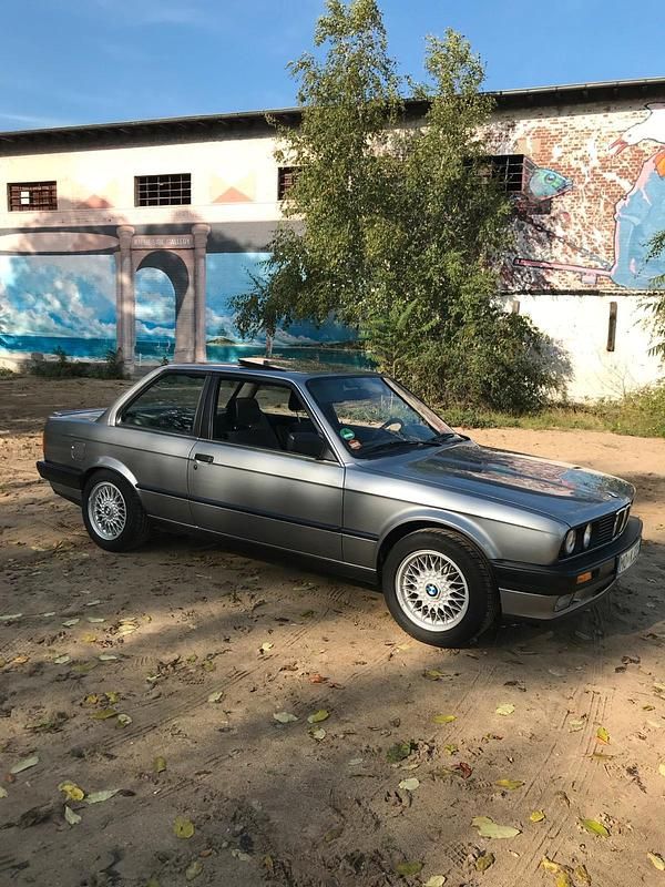 Grau Gebraucht 1987 BMW 325 Coupé | 29.800 € - Bild 1/4