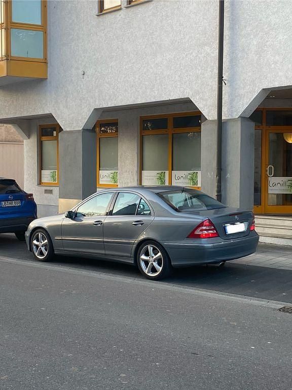Blau Gebraucht 2005 Mercedes C230 Avantgarde Limousine | 7.990 € - Bild 1/4